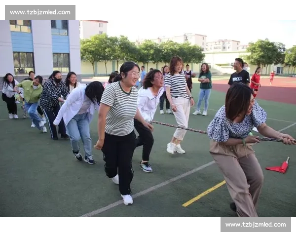 拔河比赛激烈对决展现团队协作精神全力拼搏共同迎接挑战