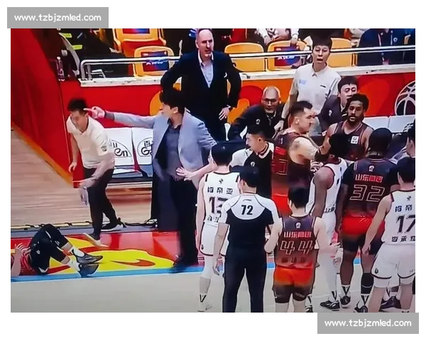 篮球比赛激烈对抗上演巅峰对决 球员拼搏精神与团队默契的完美呈现 篮球比赛激烈对抗上演巅峰对决 球员拼搏精神与团队默契的完美呈现