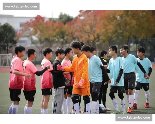 激烈对决，拼搏无畏记一场扣人心弦的足球比赛